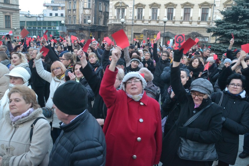 Czarny Protest w Bielsku-Białej. Czerwona kartka dla rządzących ZDJĘCIA