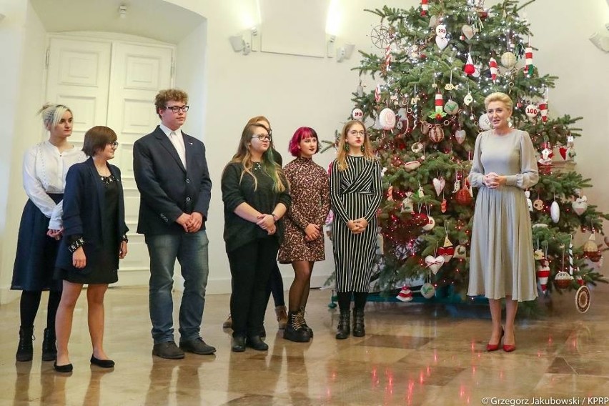Uczniowie z Nałęczowa razem z Pierwszą Damą ubierali choinkę w Pałacu Prezydenckim (FOTO)