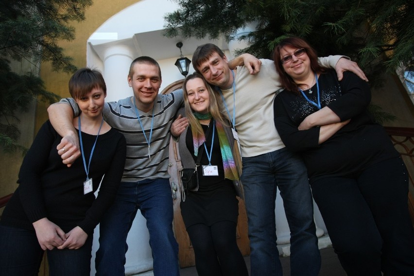 Pięcioro wolontariuszy z Białorusi - Tatiana, Aleks, Sofija,...
