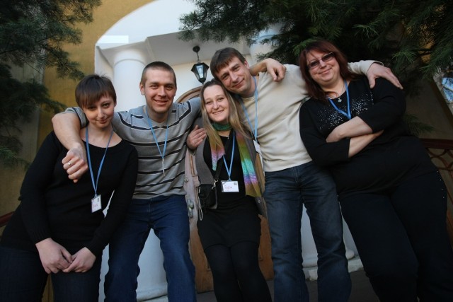 Pięcioro wolontariuszy z Białorusi - Tatiana, Aleks, Sofija, Andriej i Swietłana, podczas pobytu w gdańskim hospicjum