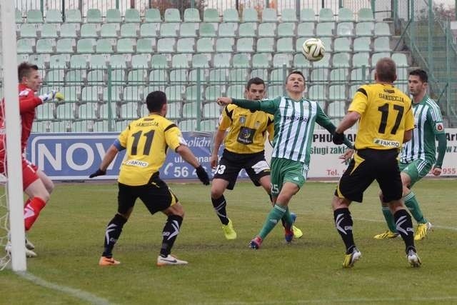 Bartosz Jaroch (w biało-zielonej koszulce) strzelił gola w Katowicach, ale tylko honorowego