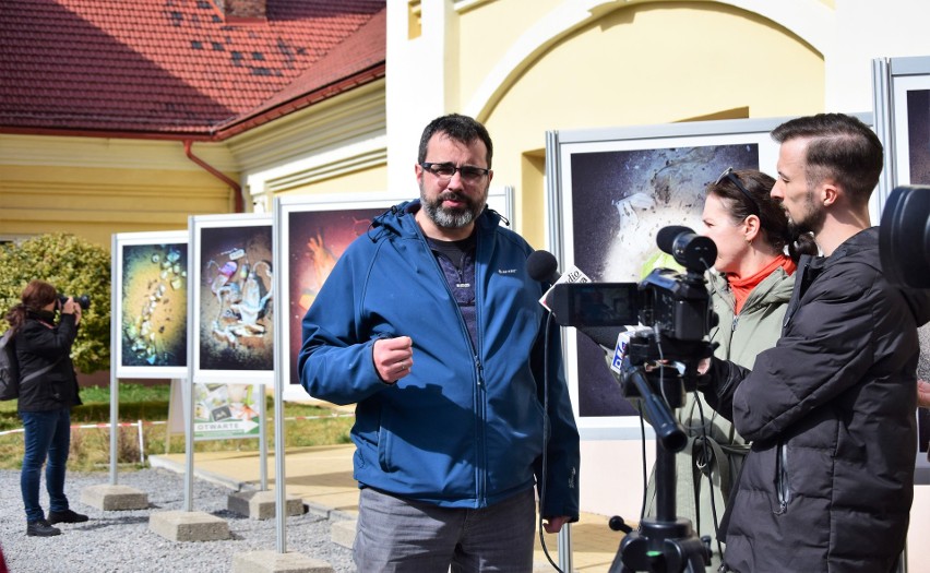 Plastikowa Odyseja w Tarnobrzegu. Ekolog i podróżnik Dominik Dobrowolski zbierał śmieci nad Wisłą, zachęca do obejrzenia tych zdjęć