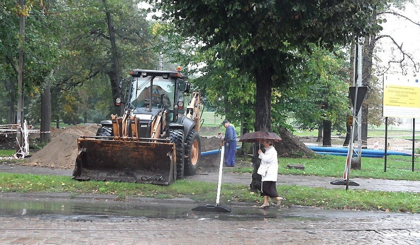 Ekipa Grud-Inżu pracowała na pętli też w deszczowy wtorek,...