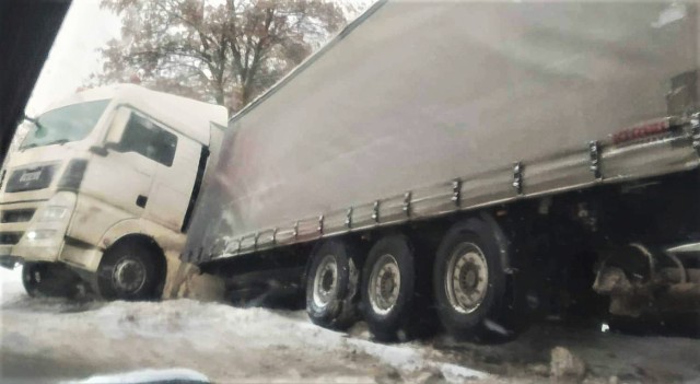 Na granicy Krzykawki i Krze, w ciągu DK 94, samochód ciężarowy wpadł do rowu