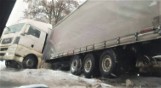 Ciężarówka wylądowała w rowie pod Olkuszem na granicy Krzykawki i Krze, w ciągu DK 94. Nie ma już utrudnień w ruchu. Bardzo ślisko!