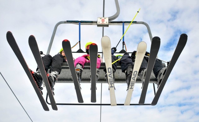 Laskowa Ski to popularne miejsce dla narciarzy. Zdjęcie ilustracyjne