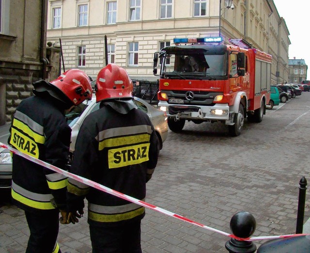 Prowadząca do Sądu Rejonowego ulica Żwirki i Wigury została zamknięta dla ruchu. Porządku pilnowali strażacy.