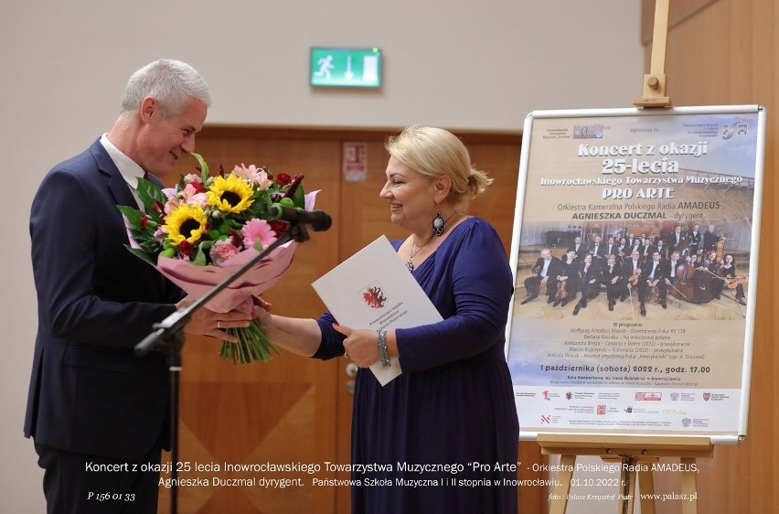 Marcin Kopczyński, prezes TM Pro Arte w Inowrocławiu odbiera...