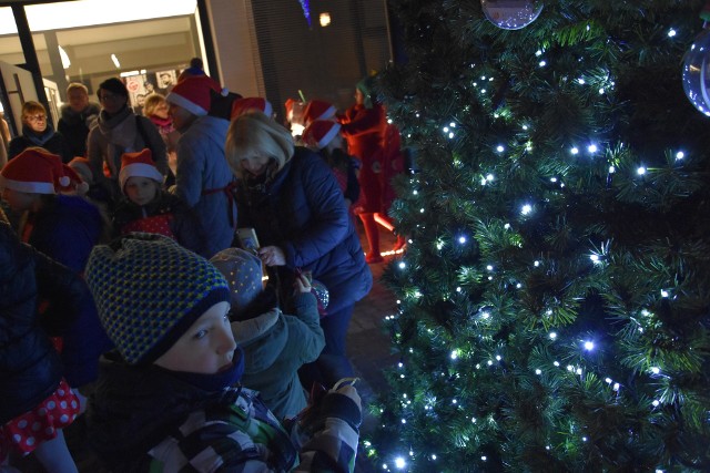 W czwartek, 6 grudnia, punktualnie o godz. 18. zapłonęły światełka na świątecznej choince przed Domem Kultury w Myszkowie