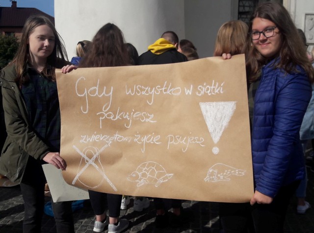Na Rynku Wielkim w Szydłowcu odbył się protest w sprawie zmian klimatycznych. Udział w nim wzięli uczniowie z szydłowieckiego liceum Sienkiewicza i Warsztatów Terapii Zajęciowej.