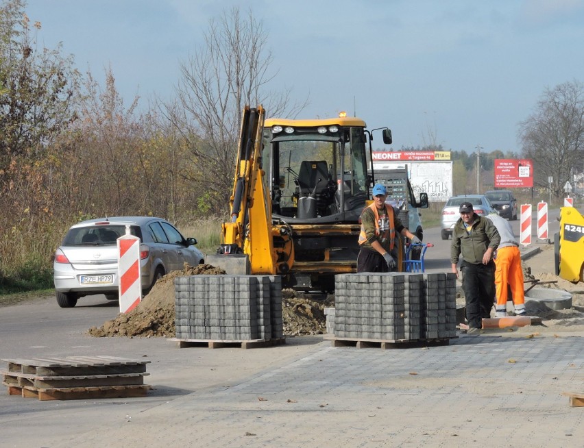 W Ostrowi na ulicy Sikorskiego trwa budowa ścieżki rowerowej