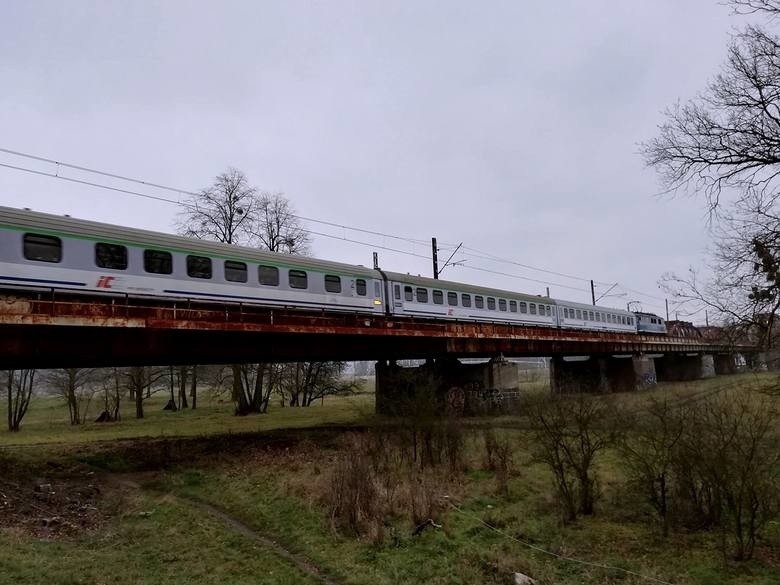 Ważny most kolejowy pod Wrocławiem w złym stanie. Na remont czeka od lat