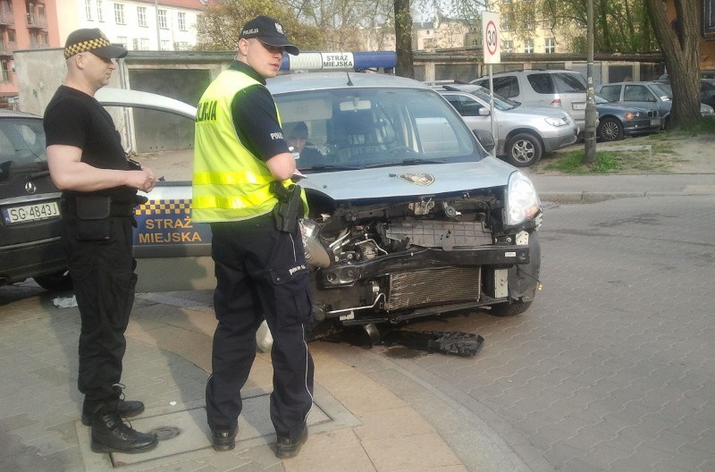 Wrocław: Samochód straży miejskiej zderzył się z toyotą (ZDJĘCIA)