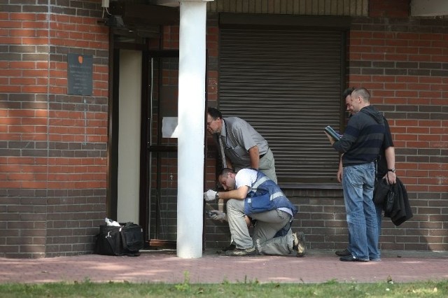 Policjanci zabezpieczyli ślady na miejscu przestępstwa i przesłuchali świadków. Trwa poszukiwanie bandyty.