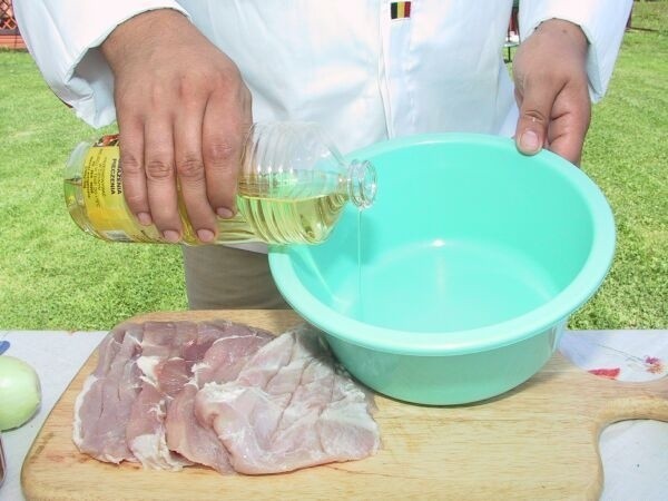 Sporządzić marynatę z oleju, przypraw i przetartego czosnku.