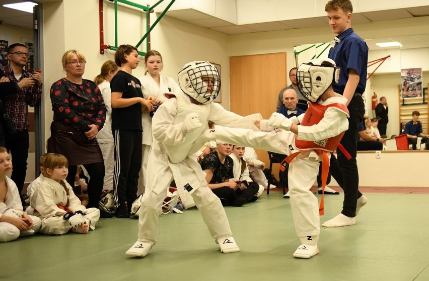 Ostrowski Klub Karate Kyokushinkai. Turniej Mikołajkowy „Pierwszy k”rok” odbył się 4.12.2022. Zdjęcia