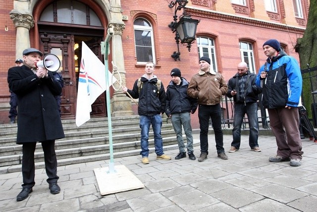 - Mariusz T. powinien wisieć 25 lat temu - mówił przed pikietą Ludwik Weber, Nowa Prawica, prezes oddziału Szczecin.