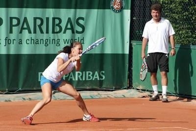 Agnieszka Radwańska podczas treningu w Paryżu. Z prawej ojciec i trener Robert Radwański. Fot. Agnieszka Bialik