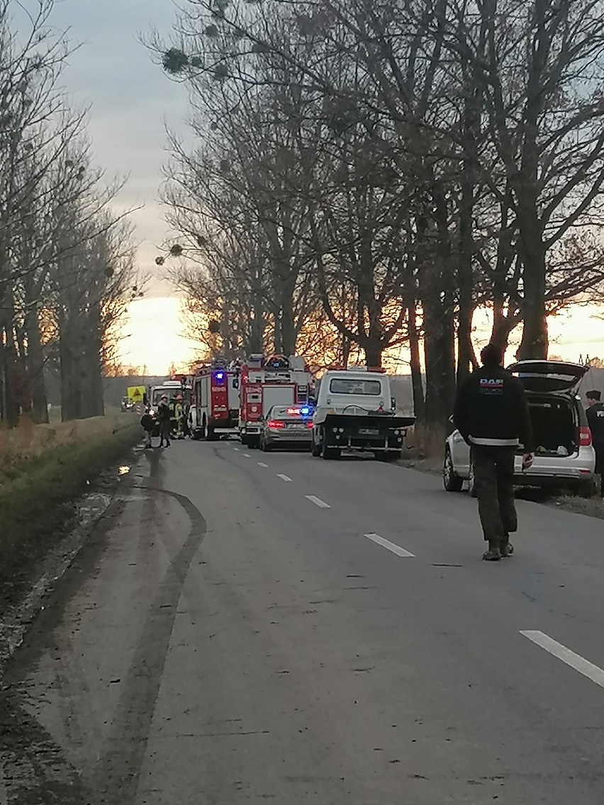 Groźny wypadek w Syryni. Dwa samochody osobowe uderzyły w drzewa. Jedna osoba została odwieziona do szpitala. Na miejscu tworzyły się korki