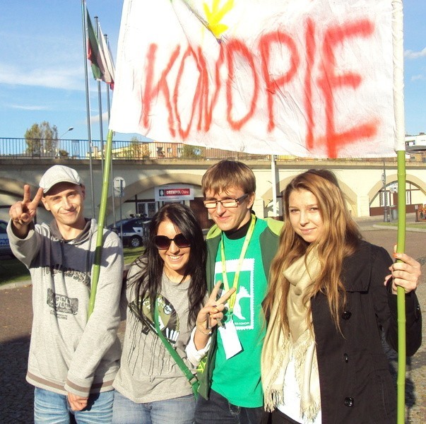Organizatorzy i uczestnicy dziesiejszego I Marszu Wyzwolenia Konopi w Gorzowie
