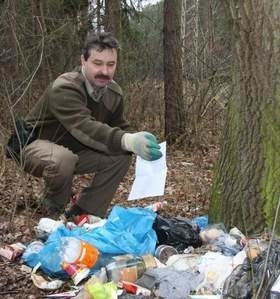 Strażnik Leśny, Waldemar Sikorski pokazuje jedno z wielu miejsc przy tasie Opole-Strzelce Opolskie, gdzie z bagażnika samochodu porzucono śmieci. (fot. Andrzej Jagiełła/archiwum)