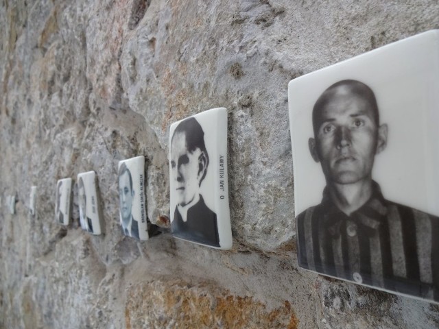 Na murze przy byłym kieleckim więzieniu przy ulicy Zamkowej zostało upamiętnionych 157 ofiar zbrodni niemieckich i komunistycznych
