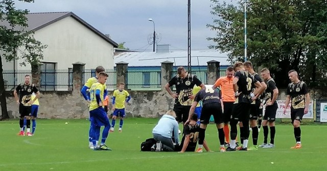 Do niespodzianki doszło w czwartoligowym niedzielnym meczu w Końskich. Neptun pokonał dotychczasowego lidera Alit Ożarów 5:1 (0:1). Bramki: Karol Armata 56, 77, Krzysztof Słaby 59 z karnego, 74, Jakub Urban 82 - Patryk Marut 45+1.Zachęcamy do obejrzenia galerii zdjęć z tego spotkania. Szczegóły na kolejnych slajdach.(dor)