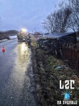 Wypadek w gminie Liszki. Samochód dostawczy wpadł do rowu