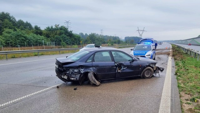 Na autostradzie A1 w Brodowych koło Radomska audi uderzyło w barierki ochronne