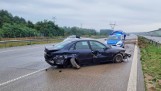 Wypadek na autostradzie A1 w Brodowych koło Radomska. Audi uderzyło w barierki. ZDJĘCIA