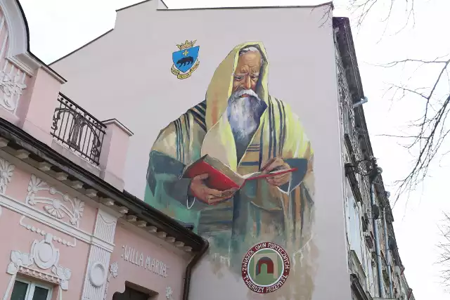 Pierwsze dzieło z serii Szlaku Murali Twierdzy Przemyśl powstało na ścianie kamienicy przy ul. Słowackiego w Przemyślu.