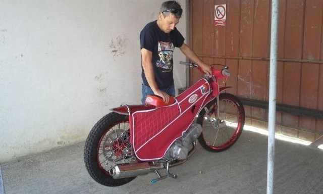 Sam Ermolenko przy nowym motocyklu