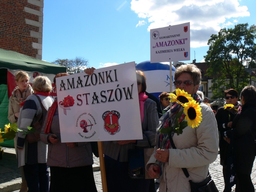  V Marsz Pier[w]si w Sandomierzu z amazonkami, przedstawicielami władz miasta i mieszkańcami prowadzony przez Orkiestrę Dętą.   