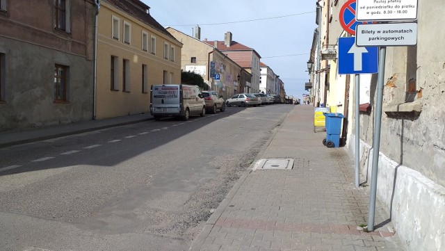 Na chełmińskich ulicach na co dzień tętni życie. Teraz w przestrzeni miejskiej ruch jest niewielki. Mieszkańcy zastosowlai się do hasła "Zostań w domu" i w zdecydowanej większości wychodzą tylko wtedy, gdy mają rzeczywistą ważną potrzebę.