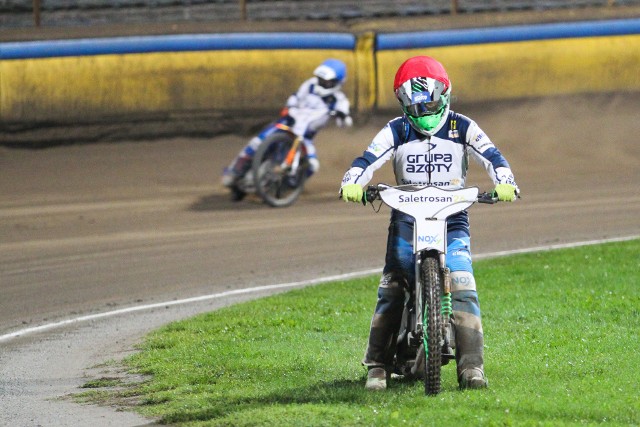 Kapitan Unii Peter Ljung (w czerwonym kasku) w czwartkowym meczu miał wielkiego pecha. Szwed 14. biegu nie ukończył z powodu defektu motocykla.