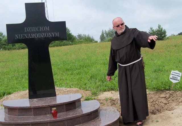 O. Faustyn Zatoka: - Pomnik to czarny krzyż z wyrzeźbionym w marmurze pękniętym sercem.