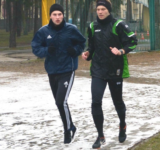 Ze Stalą Stalowa Wola trenował już wczoraj testowany nowy piłkarz, Rafał Lisiecki z Olimpii Elbląg (z lewej, obok Adrian Bartkiewicz).