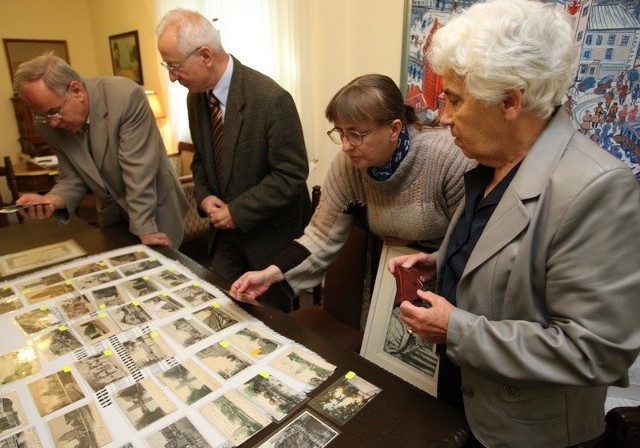 Isabel Sellheim (pierwsza z prawej) przekazała wczoraj muzeum kolejną partię starych widokówek. 