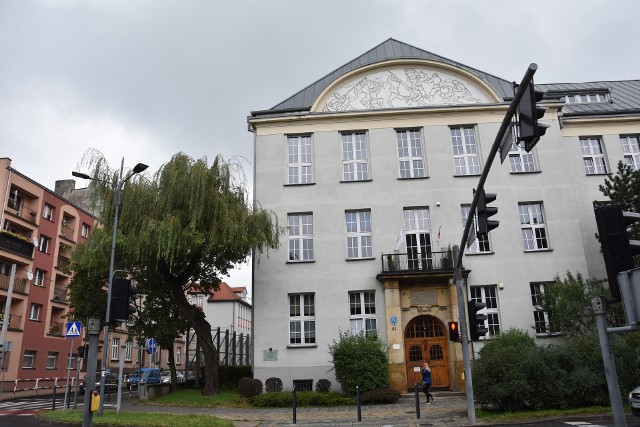 I LO W RYBNIKU ZAWIESIŁO ZAJĘCIA STACJONARNE Z POWODU COVID19Rybnik: Koronawirus w szkołach. Dyrektor Sanepidu odpowiada na trudne pytania. Ilu uczniów na kwarantannie?