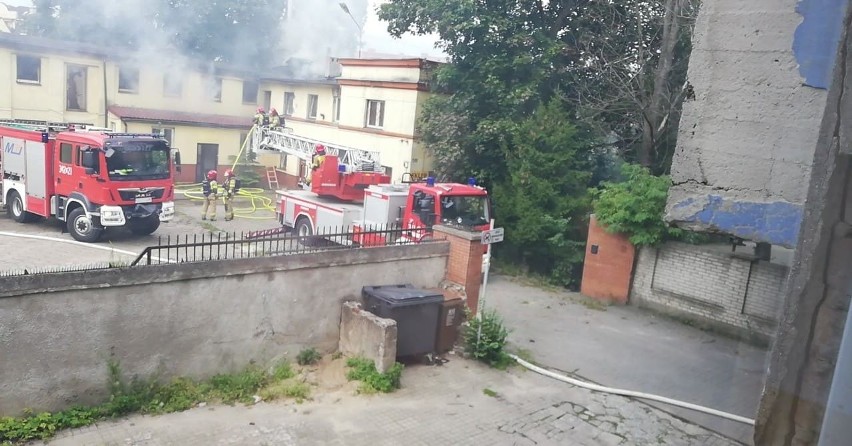 Pożar budynku przy ulicy Lutosławskiego w Słupsku [ZDJĘCIA]