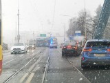 Ogromne kłopoty pasażerów MPK Wrocław. Przed Mostem Grunwaldzkim wykoleił się tramwaj. Na pl. Społecznym brak prądu w trakcji