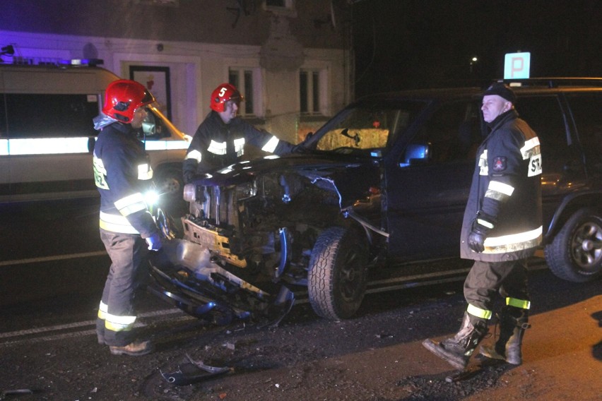 Wypadek na Kowalach. Czołowe zderzenie forda i BMW na ul....