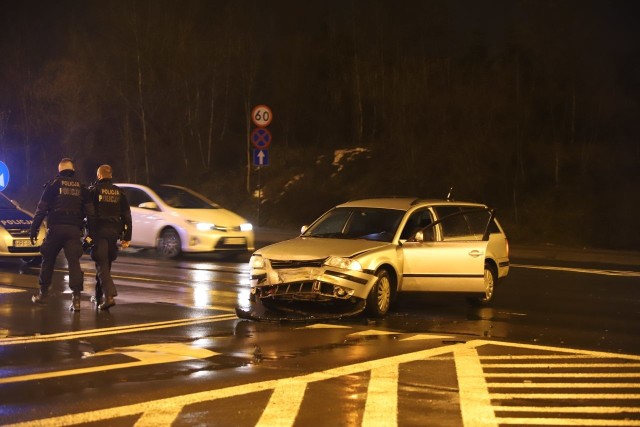 Zderzenie samochodów na Retkini miało miejsce na al. Bandurskiego przy skrzyżowaniu z Kusocińskiego w środę wieczorem.