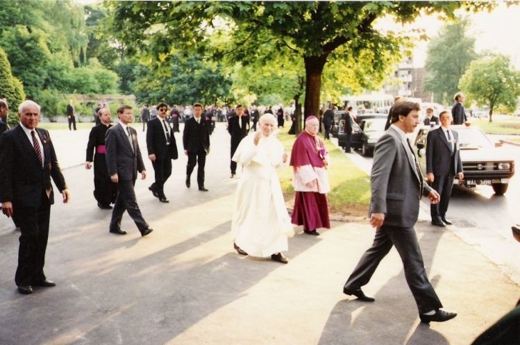 Papiez przeszedl pod pomnik ks. Jerzego Popieluszki