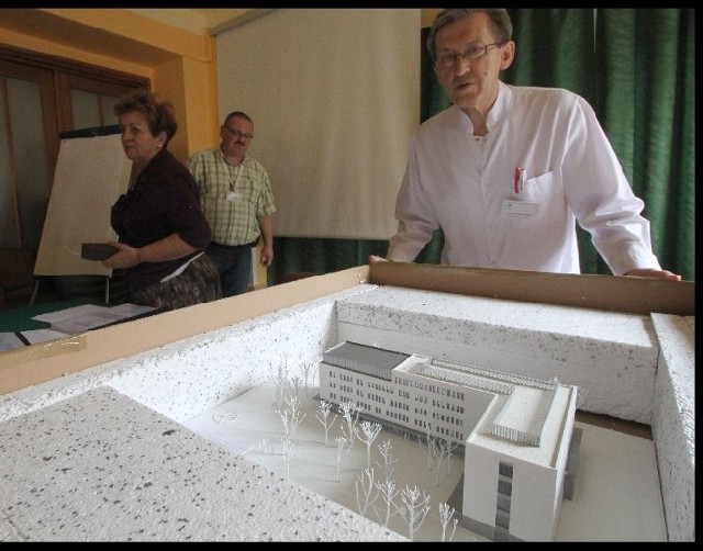 Dyrektor Bolesław Rylski prezentuje makietę nowego Szpitala Dziecięcego przygotowaną przez Dorbud.