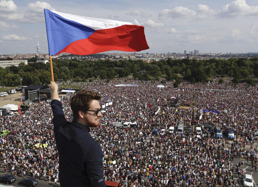 Czechy: Największe demonstracje od czasu upadku komunizmu [ZDJĘCIA] 250 tys. protestujących na ulicach Pragi