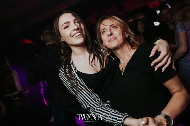 Twenty Club na Starym Rynku to jeden z najbardziej obleganych klubów w naszym mieście. Bydgoszczanie lubią się tam bawić, zresztą nic dziwnego - klub co weekend pęka w szwach. Zobaczcie fotorelację z weekendowej imprezy!