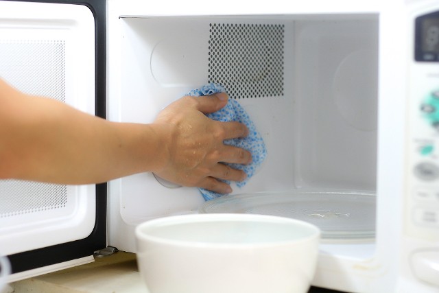 Wiosna i Wielkanoc to świetny moment, żeby zadbać o kuchenne urządzenia AGD. Systematyczne mycie mikrofalówki sprawia, że sprzęt długo może nam służyć. Wnętrze mikrofalówki powinniśmy przecierać każdego dnia, ale prawie nikt tego nie robi. Sprawdź trzy proste triki na czyszczenie mikrofali.