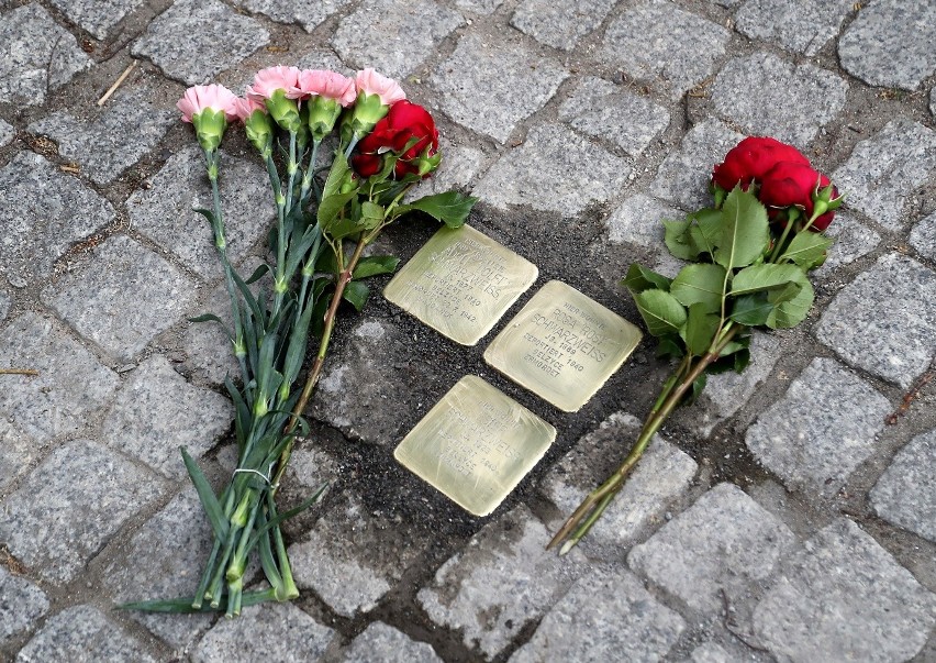 Polscy i niemieccy uczniowie uczcili pamięć żydowskiej rodziny, która zginęła w holokauście [ZDJĘCIA, WIDEO]