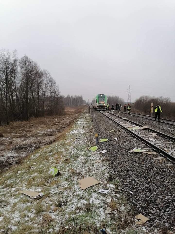 Stok Lacki. Zderzenie pociągu z samochodem ciężarowym. Wstrzymany ruch na linii kolejowej Siedlce - Białystok [ZDJĘCIA]